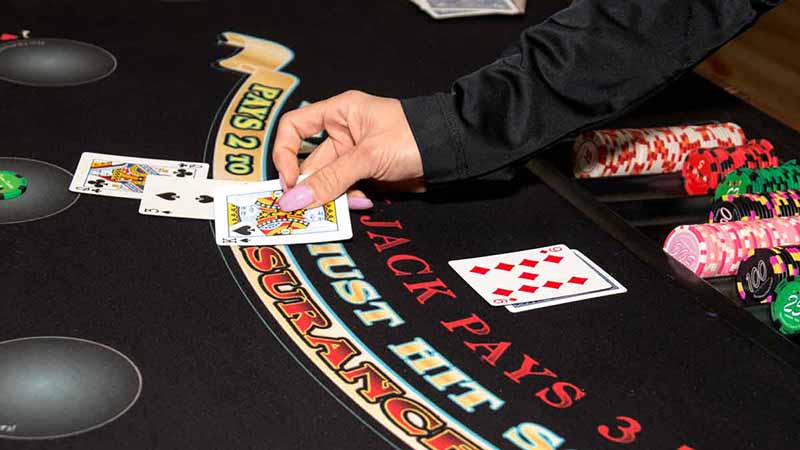Hướng dẫn luật chơi blackjack từ A-Z cho người mới bắt đầu