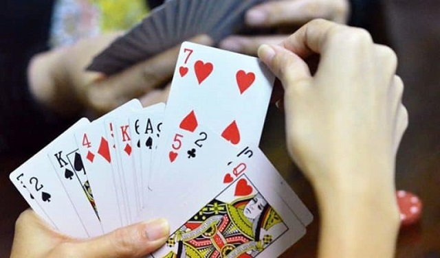 Chơi bài tiến lên là gì?