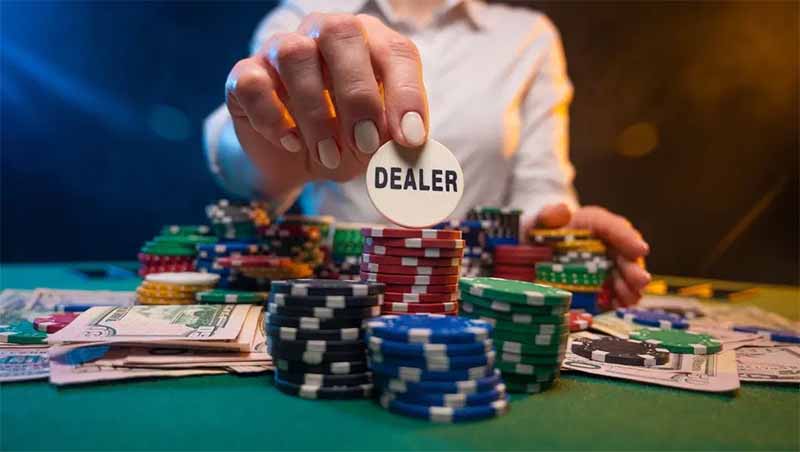 Dealer Poker là gì? Hướng dẫn phân biệt Dealer và Player