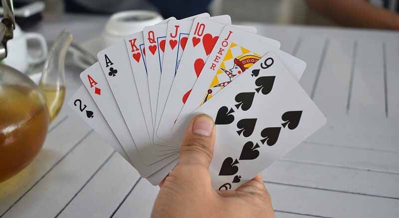 Bài Tiến Lên tiếng Anh là gì? Khám phá tên gọi chuẩn quốc tế 