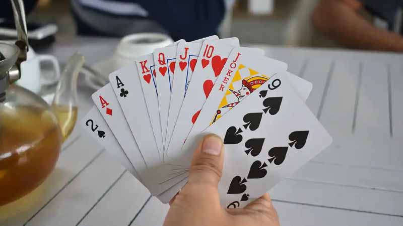 Đánh bài uống nước có bị phạt không? Sự thật không phải ai cũng biết