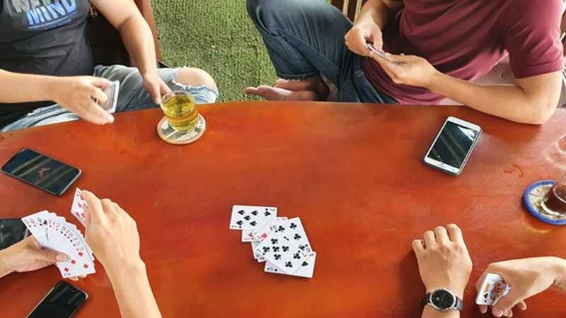 Đánh bài uống nước có bị phạt không? Sự thật không phải ai cũng biết