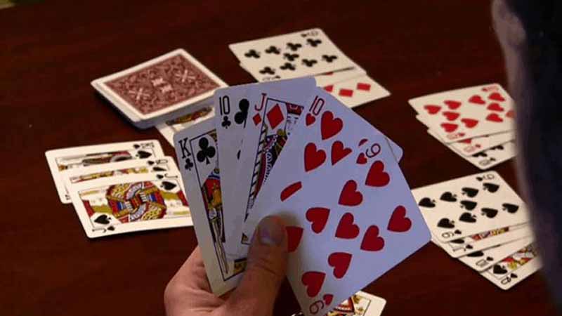 Đánh bài uống nước có bị phạt không? Sự thật không phải ai cũng biết