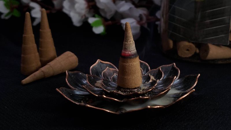 Cách hóa giải vận đen đeo bám hiệu quả bằng cách đốt trầm