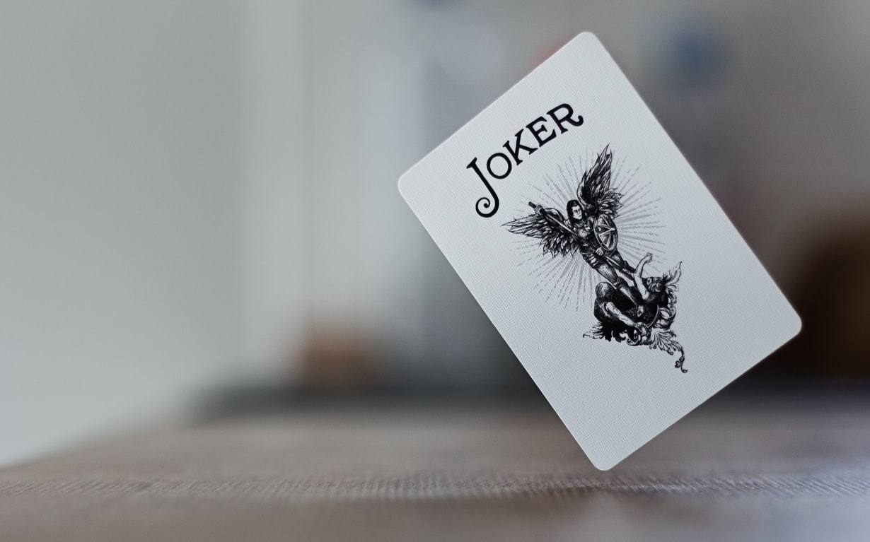 Lá bài Joker đen có giá trị nhỏ hơn so với lá bài đỏ Lá bài Joker đen có giá trị nhỏ hơn so với lá bài đỏ